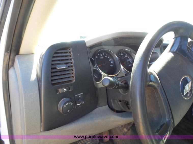 image for item L5756 2007 Chevrolet Silverado 2500HD utility truck