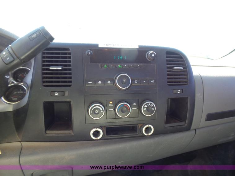 image for item L5756 2007 Chevrolet Silverado 2500HD utility truck