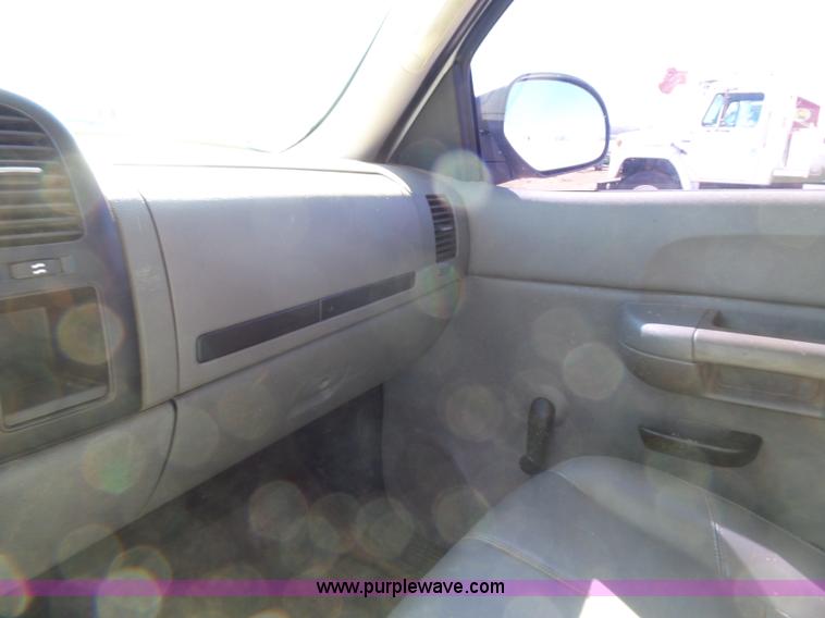 image for item L5756 2007 Chevrolet Silverado 2500HD utility truck