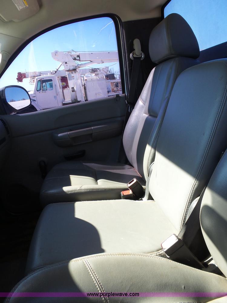 image for item L5756 2007 Chevrolet Silverado 2500HD utility truck