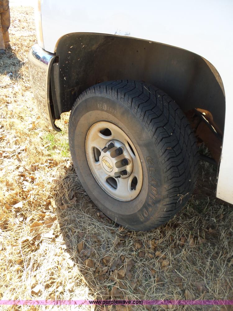 image for item L5756 2007 Chevrolet Silverado 2500HD utility truck