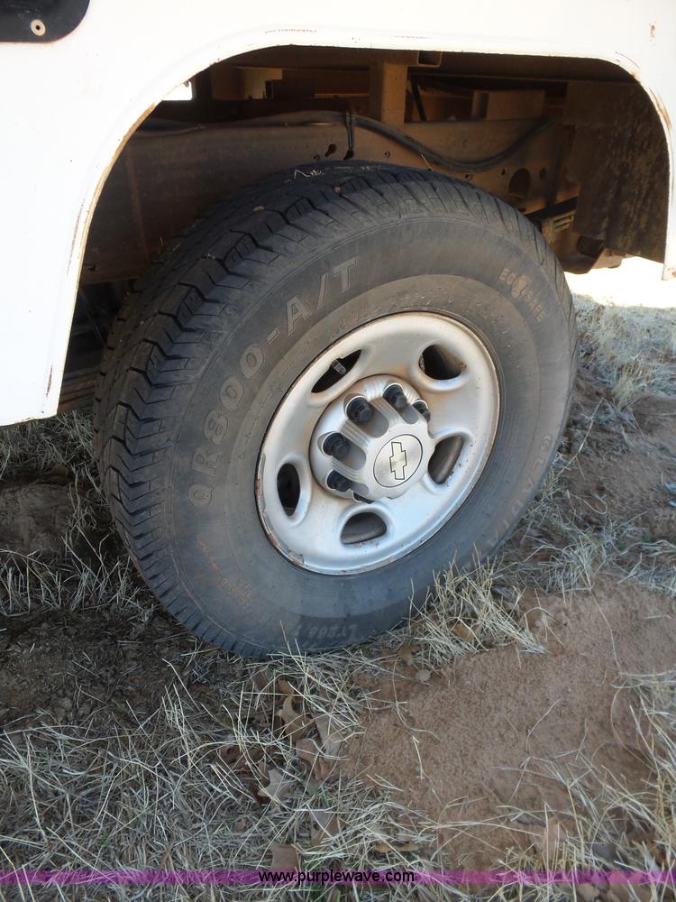 image for item L5756 2007 Chevrolet Silverado 2500HD utility truck