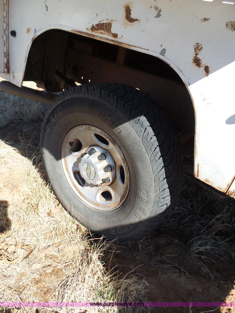 image for item L5756 2007 Chevrolet Silverado 2500HD utility truck