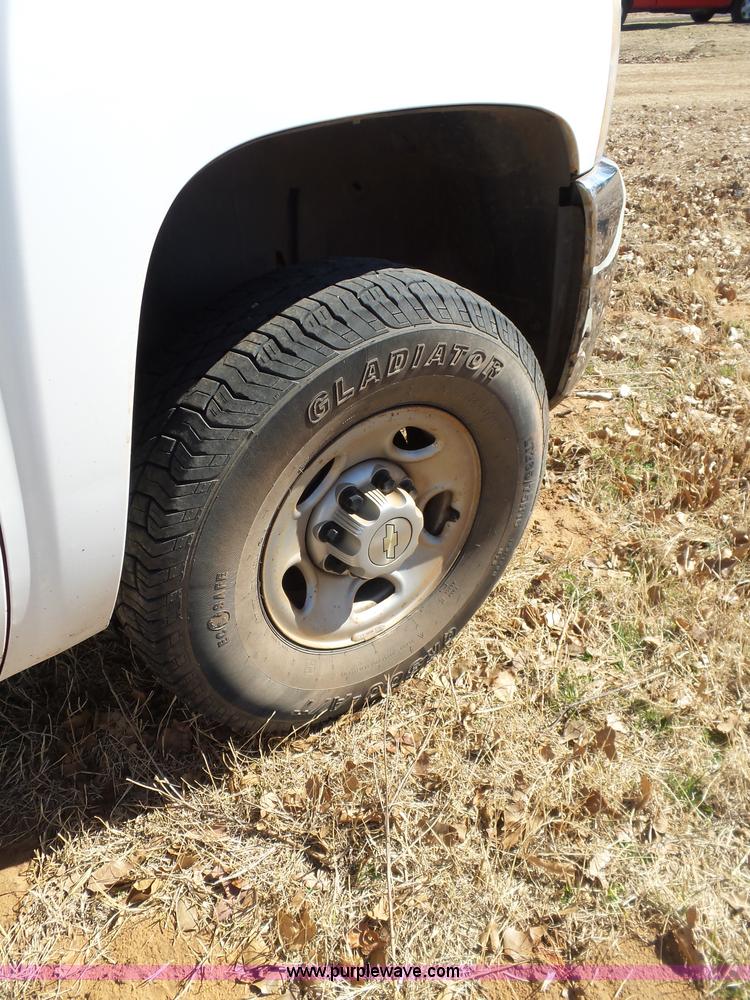 image for item L5756 2007 Chevrolet Silverado 2500HD utility truck
