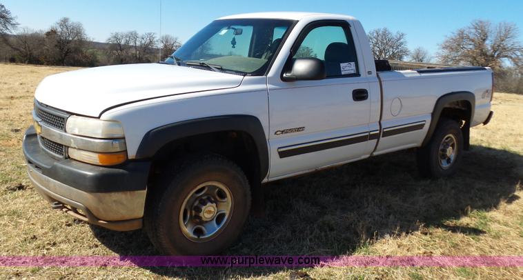 image for item L5757 2001 Chevrolet Silverado 2500HD pickup truck