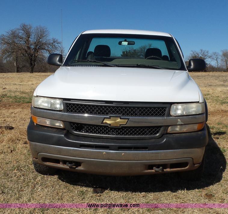 image for item L5757 2001 Chevrolet Silverado 2500HD pickup truck