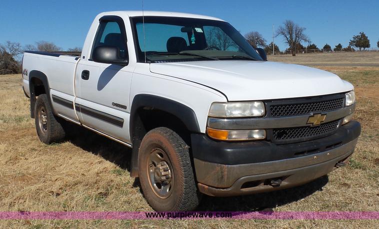 image for item L5757 2001 Chevrolet Silverado 2500HD pickup truck