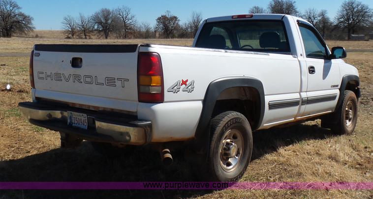 image for item L5757 2001 Chevrolet Silverado 2500HD pickup truck