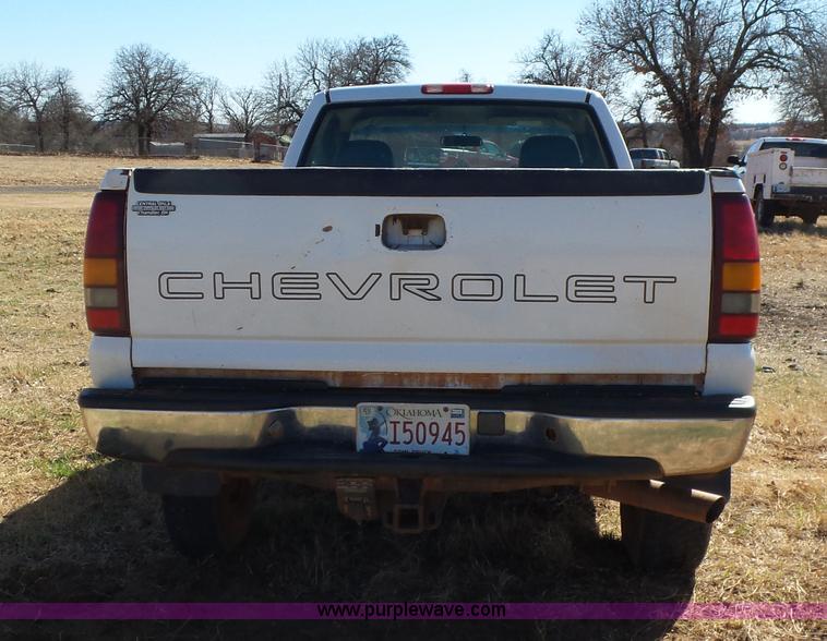 image for item L5757 2001 Chevrolet Silverado 2500HD pickup truck