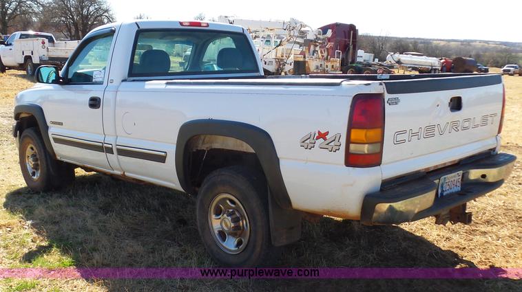image for item L5757 2001 Chevrolet Silverado 2500HD pickup truck
