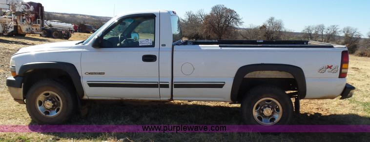 image for item L5757 2001 Chevrolet Silverado 2500HD pickup truck