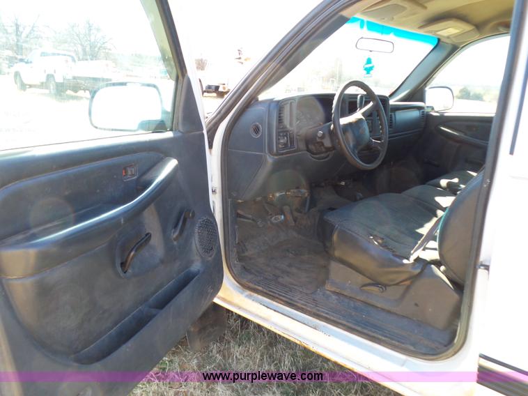 image for item L5757 2001 Chevrolet Silverado 2500HD pickup truck