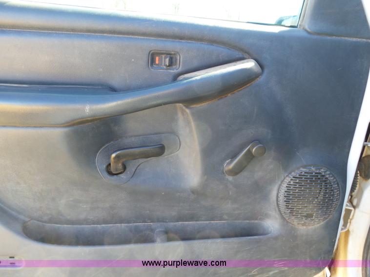 image for item L5757 2001 Chevrolet Silverado 2500HD pickup truck