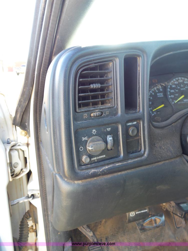 image for item L5757 2001 Chevrolet Silverado 2500HD pickup truck