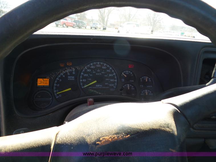 image for item L5757 2001 Chevrolet Silverado 2500HD pickup truck