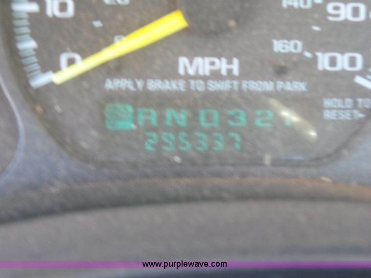 image for item L5757 2001 Chevrolet Silverado 2500HD pickup truck