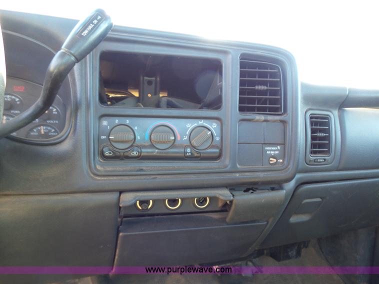 image for item L5757 2001 Chevrolet Silverado 2500HD pickup truck