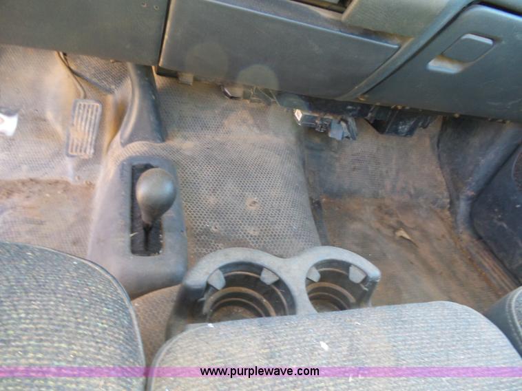 image for item L5757 2001 Chevrolet Silverado 2500HD pickup truck