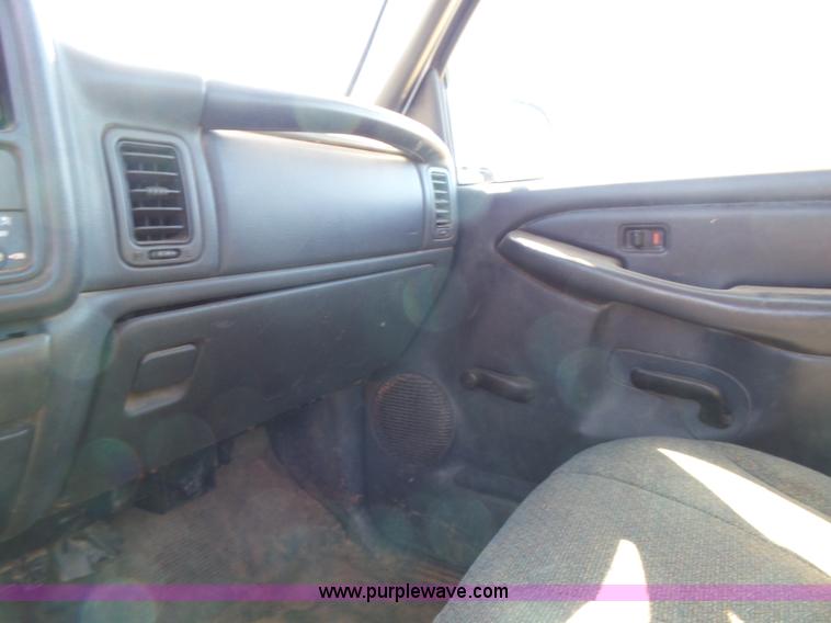 image for item L5757 2001 Chevrolet Silverado 2500HD pickup truck