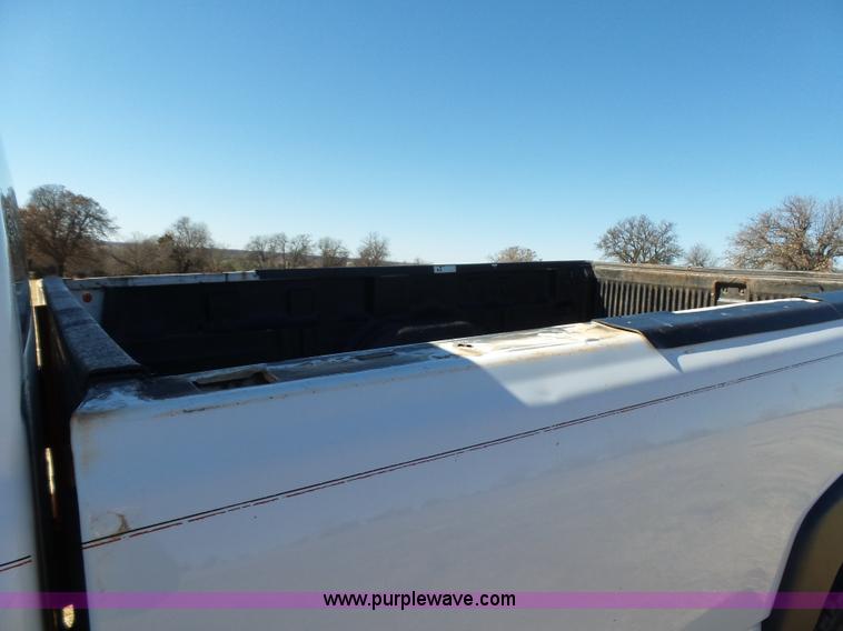 image for item L5757 2001 Chevrolet Silverado 2500HD pickup truck