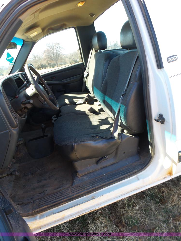 image for item L5757 2001 Chevrolet Silverado 2500HD pickup truck