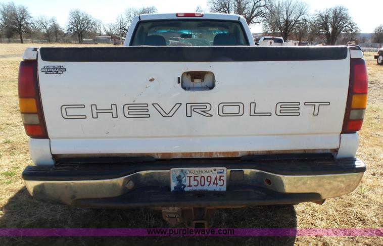 image for item L5757 2001 Chevrolet Silverado 2500HD pickup truck