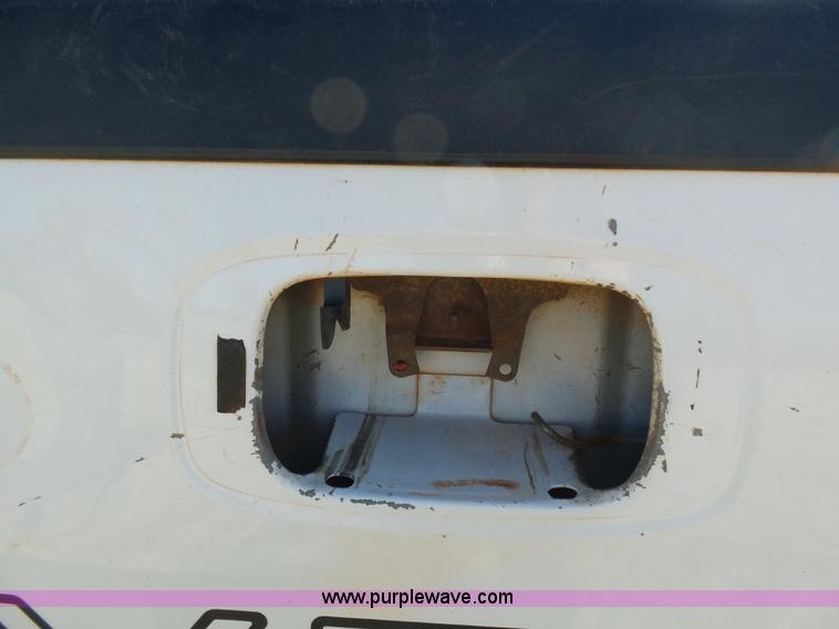 image for item L5757 2001 Chevrolet Silverado 2500HD pickup truck