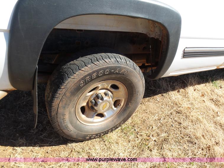 image for item L5757 2001 Chevrolet Silverado 2500HD pickup truck