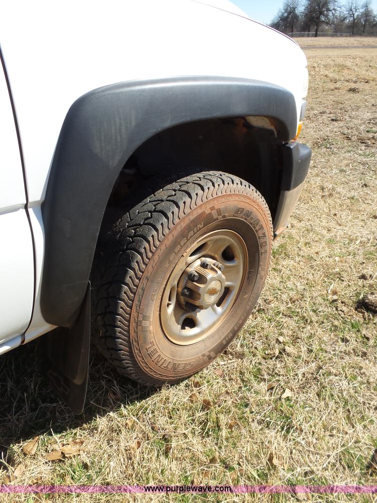 image for item L5757 2001 Chevrolet Silverado 2500HD pickup truck