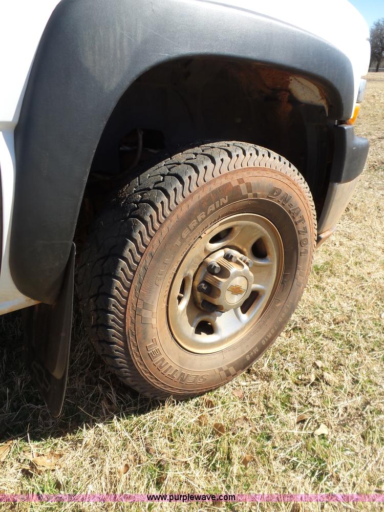 image for item L5757 2001 Chevrolet Silverado 2500HD pickup truck