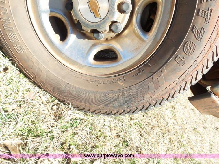 image for item L5757 2001 Chevrolet Silverado 2500HD pickup truck