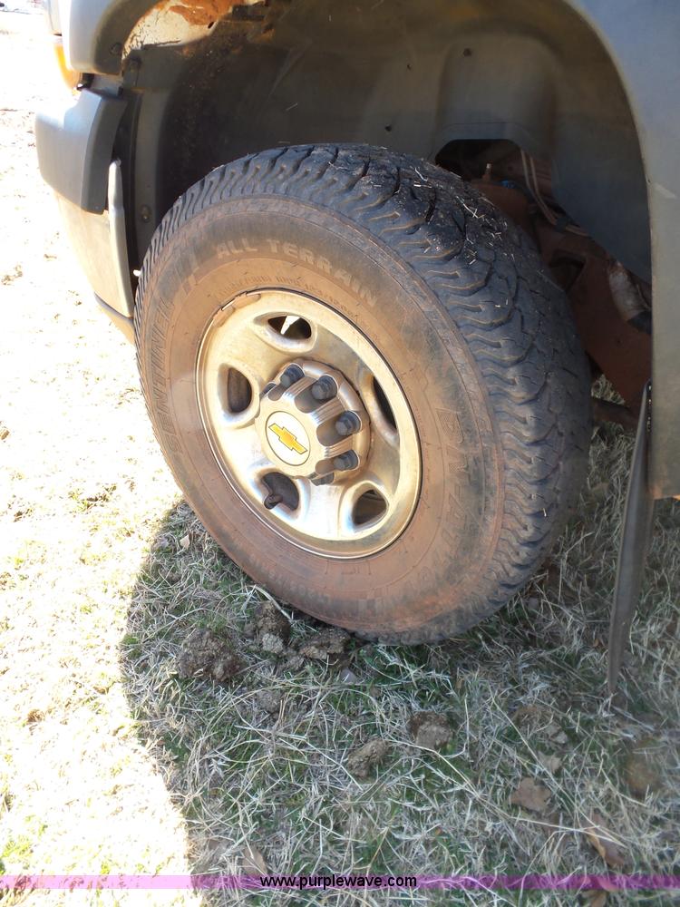 image for item L5757 2001 Chevrolet Silverado 2500HD pickup truck