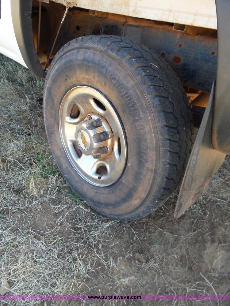 image for item L5757 2001 Chevrolet Silverado 2500HD pickup truck