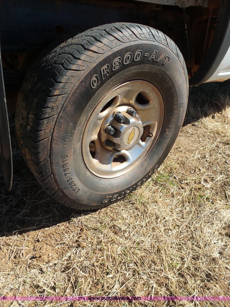 image for item L5757 2001 Chevrolet Silverado 2500HD pickup truck