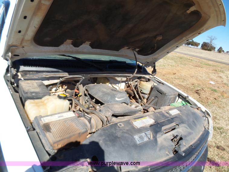 image for item L5757 2001 Chevrolet Silverado 2500HD pickup truck