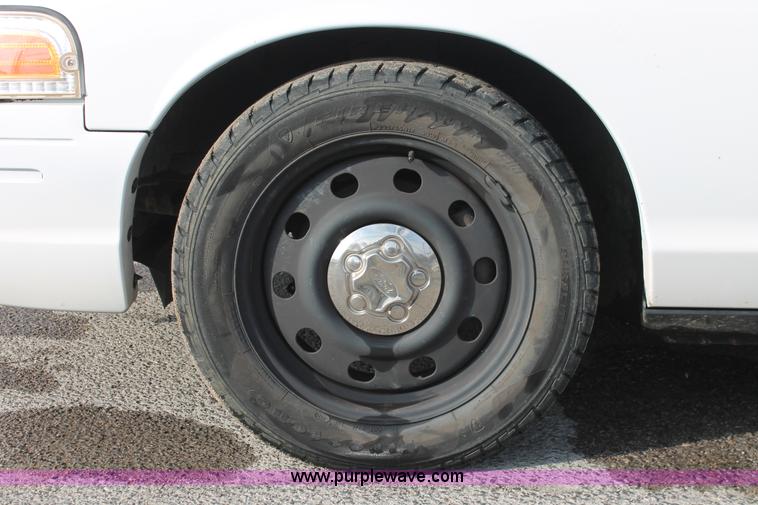 image for item L6835 2003 Ford Crown Victoria Police Interceptor