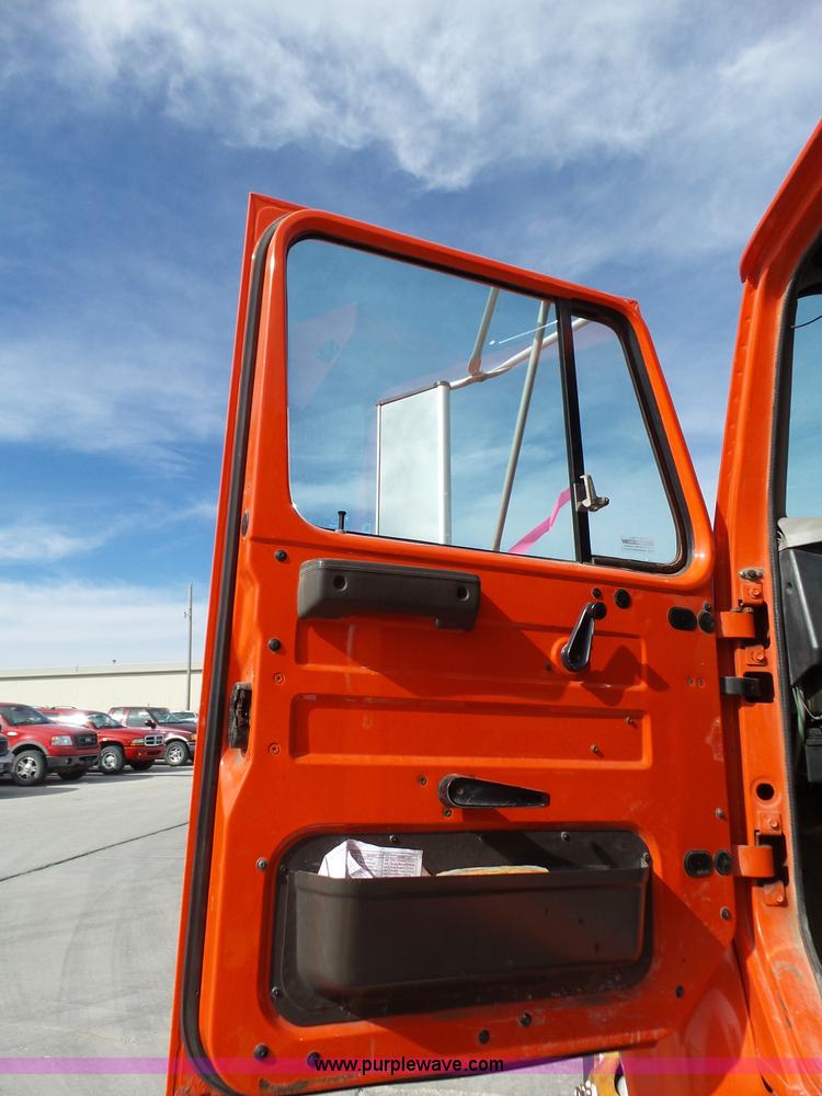 image for item BL9633 1999 International 4900 dump truck