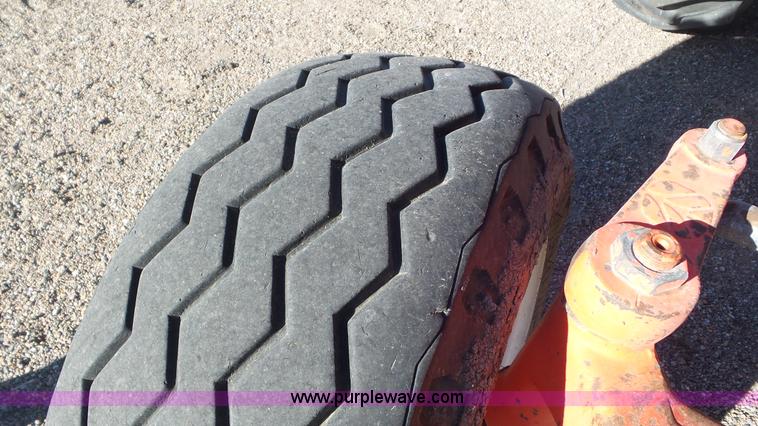 image for item J6211 2000 Ford TS100 tractor