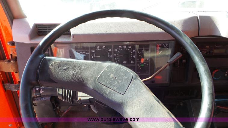 image for item K6922 1997 International 4900 dump truck