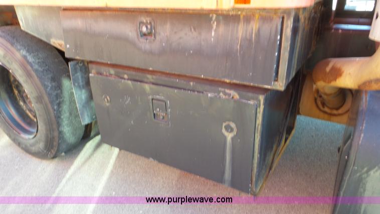 image for item K6922 1997 International 4900 dump truck