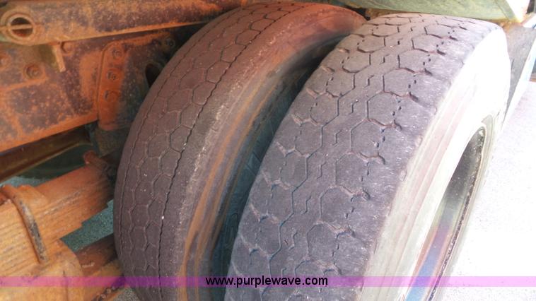 image for item K6922 1997 International 4900 dump truck