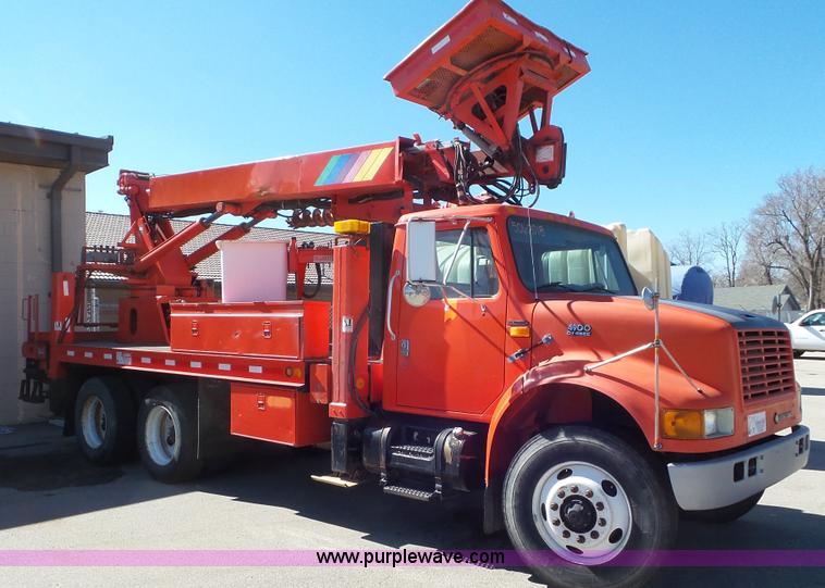 image for item K6923 1999 International 4900 digger derrick truck