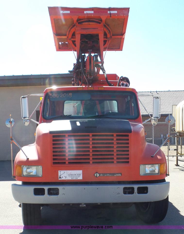 image for item K6923 1999 International 4900 digger derrick truck