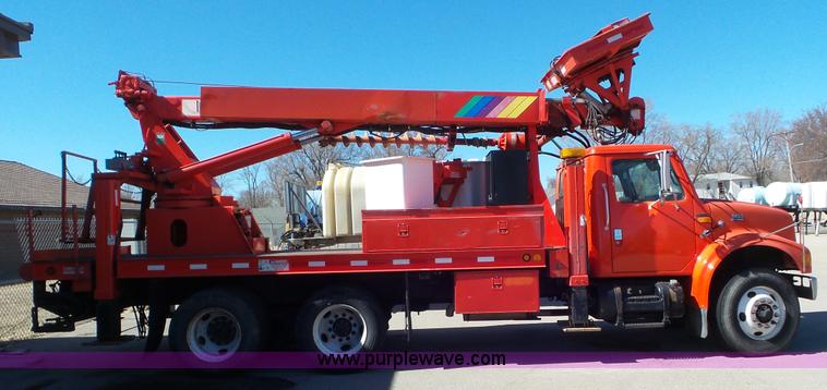 image for item K6923 1999 International 4900 digger derrick truck