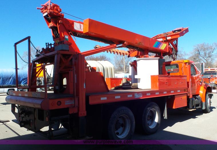 image for item K6923 1999 International 4900 digger derrick truck