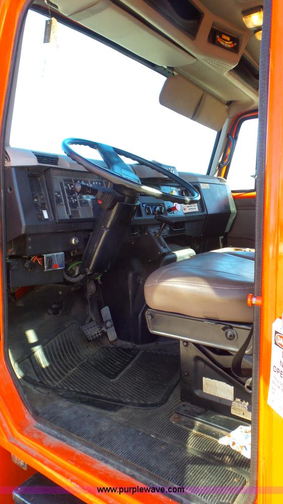 image for item K6923 1999 International 4900 digger derrick truck