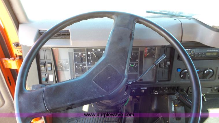 image for item K6923 1999 International 4900 digger derrick truck