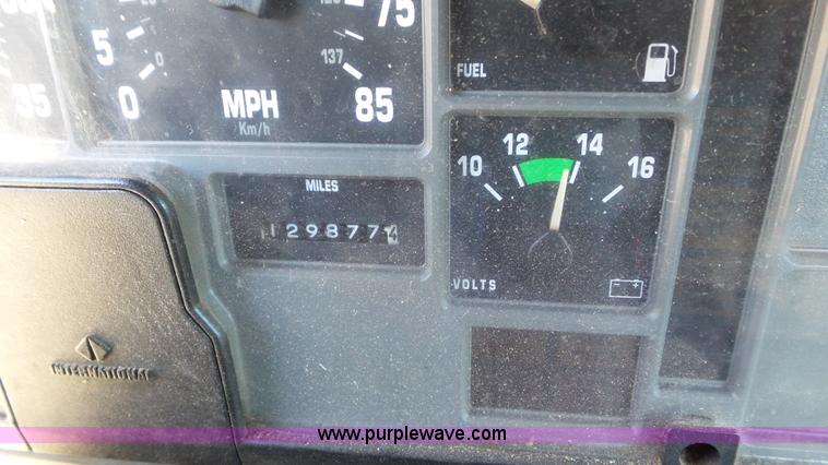 image for item K6923 1999 International 4900 digger derrick truck