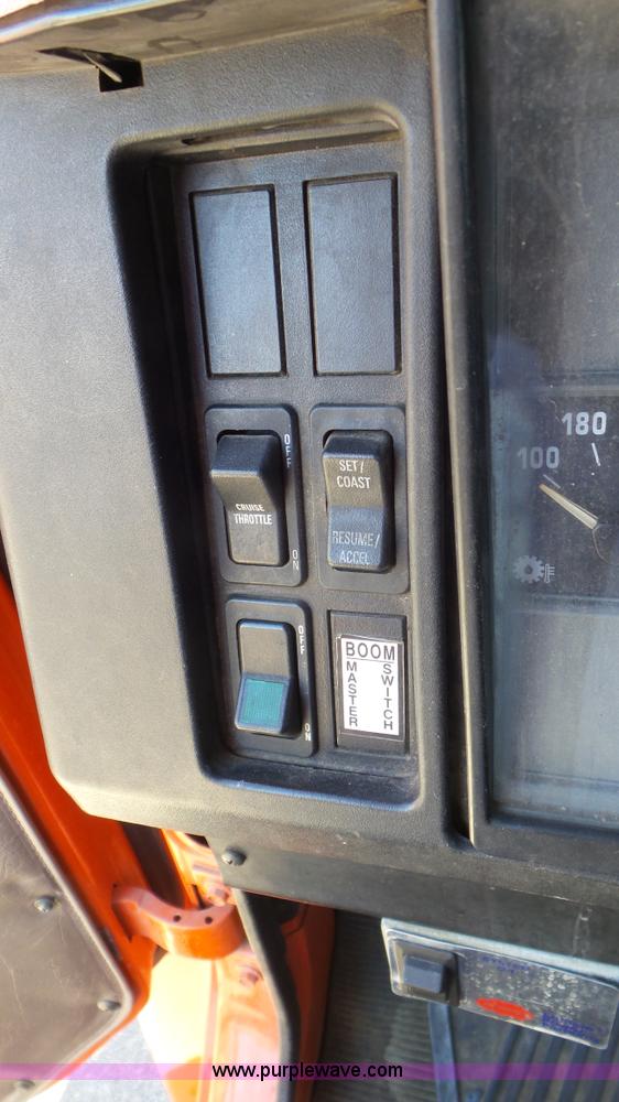 image for item K6923 1999 International 4900 digger derrick truck