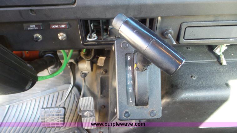 image for item K6923 1999 International 4900 digger derrick truck